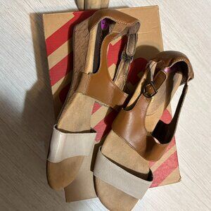 AEROSOLES: Tan sandals  Size 8.5.. two toned